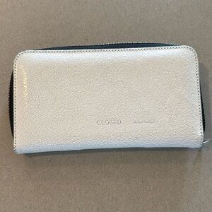 CLOSED Brand crackled white zip wallet.
